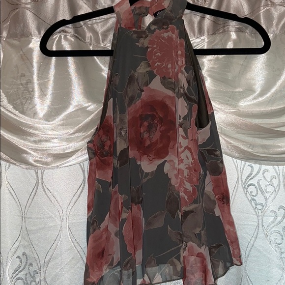 🌸EUC FASHION NOVA summer high neck sleeveless top - Picture 2 of 8